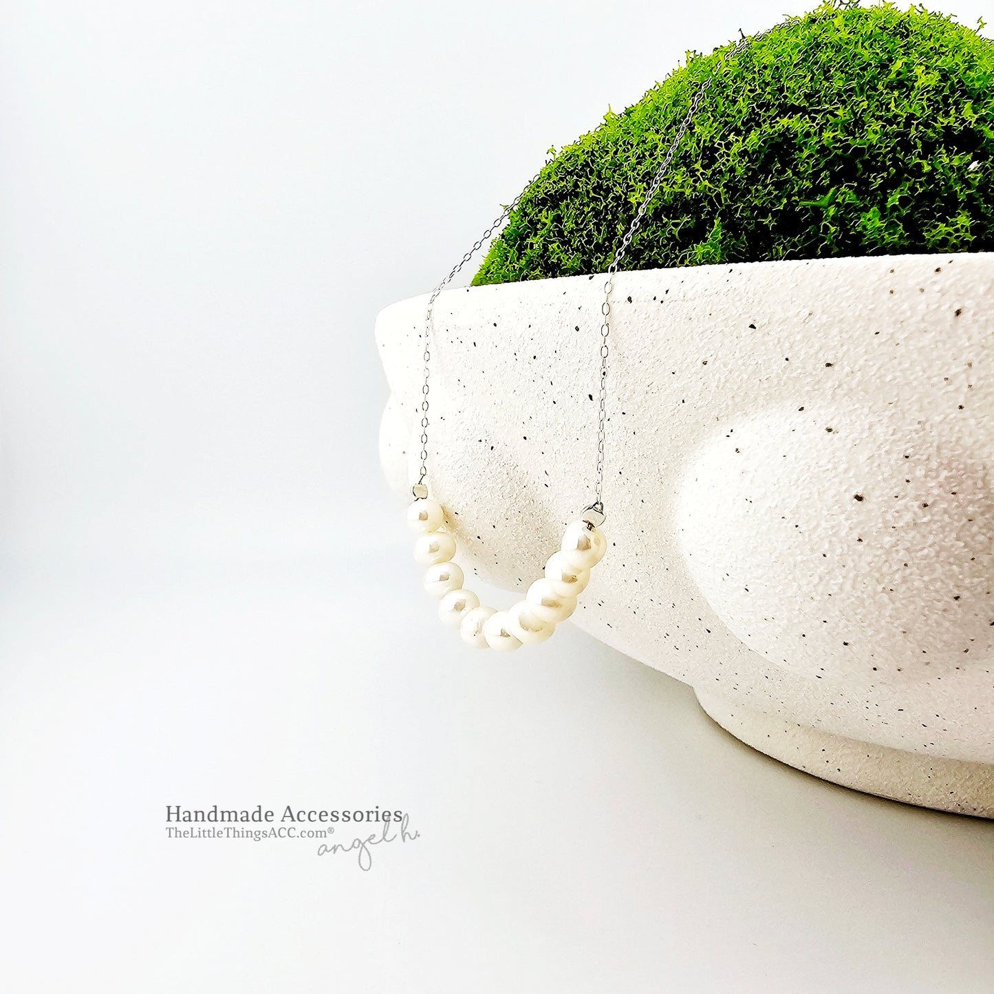 "Smile Whisper" — Natural Freshwater Pearl Curve Necklace