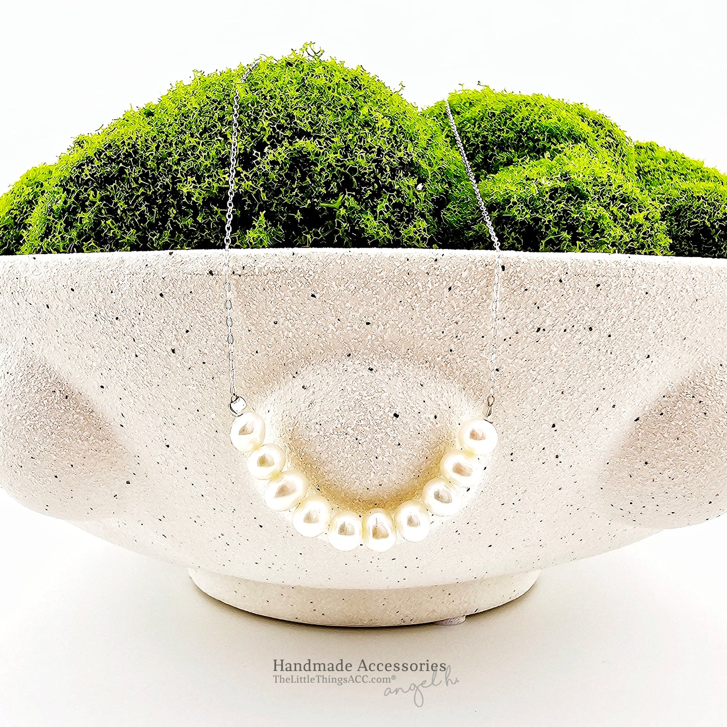 "Smile Whisper" — Natural Freshwater Pearl Curve Necklace