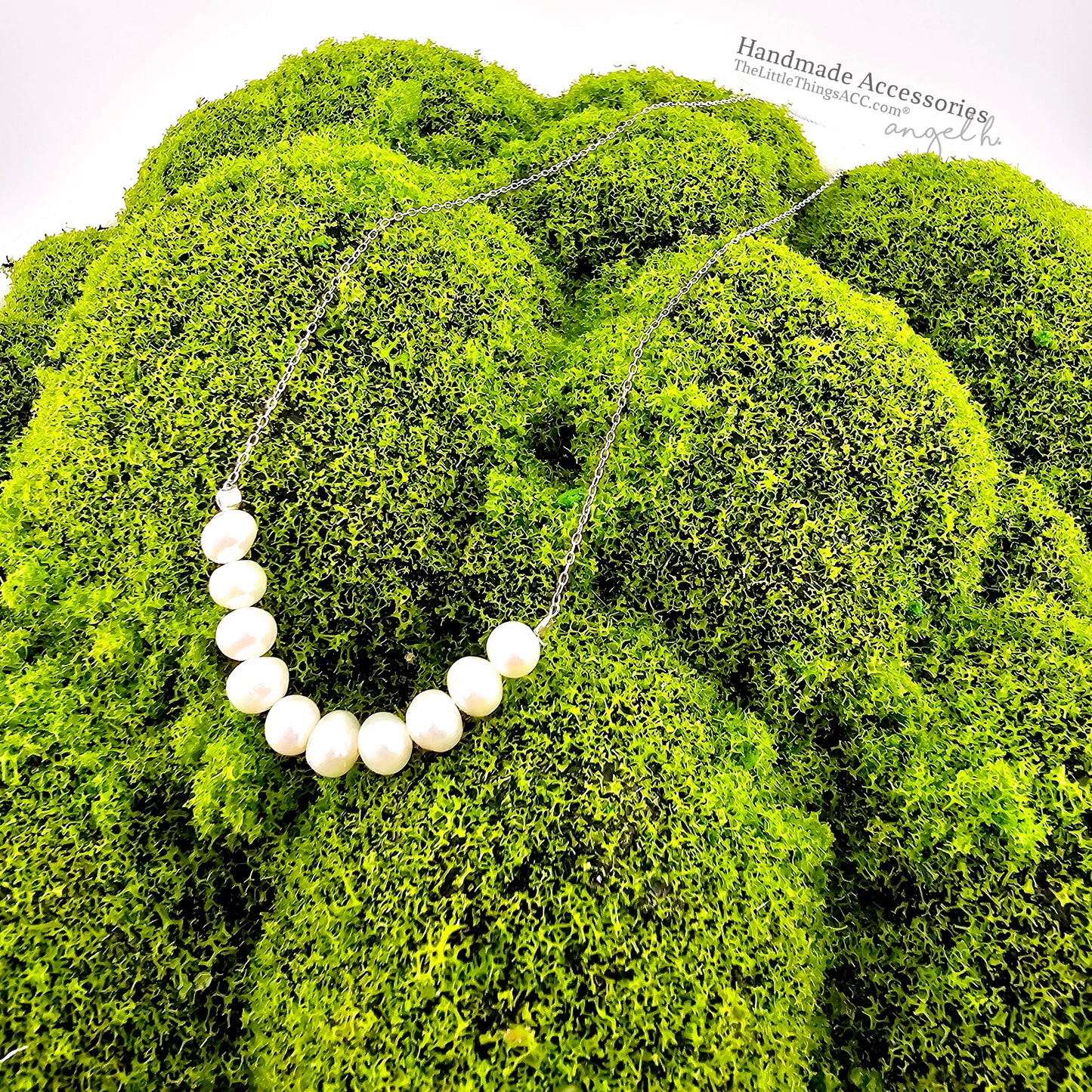 "Smile Whisper" — Natural Freshwater Pearl Curve Necklace