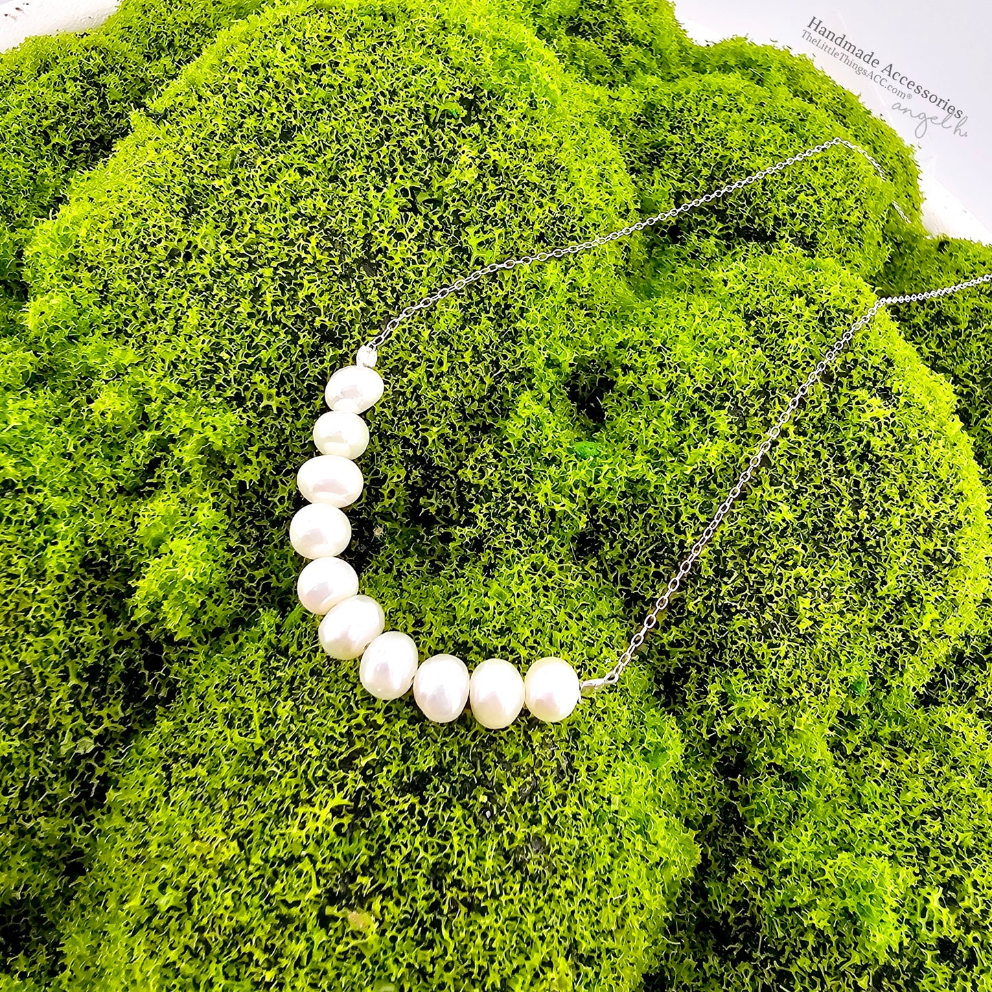 "Smile Whisper" — Natural Freshwater Pearl Curve Necklace