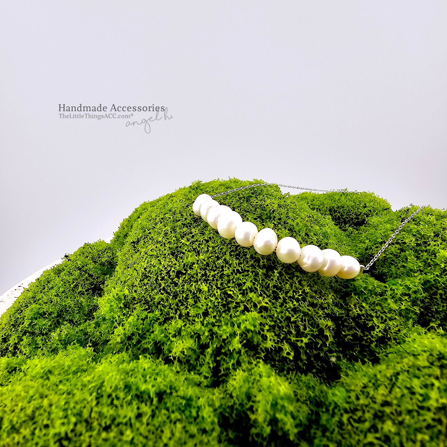 "Smile Whisper" — Natural Freshwater Pearl Curve Necklace