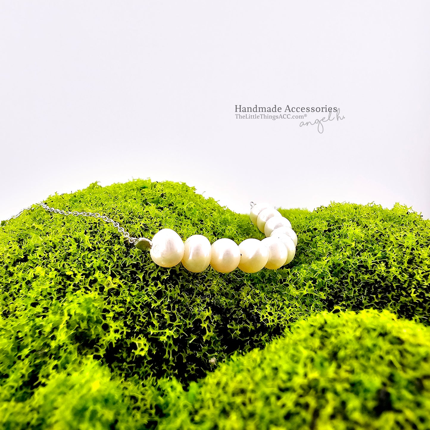 "Smile Whisper" — Natural Freshwater Pearl Curve Necklace