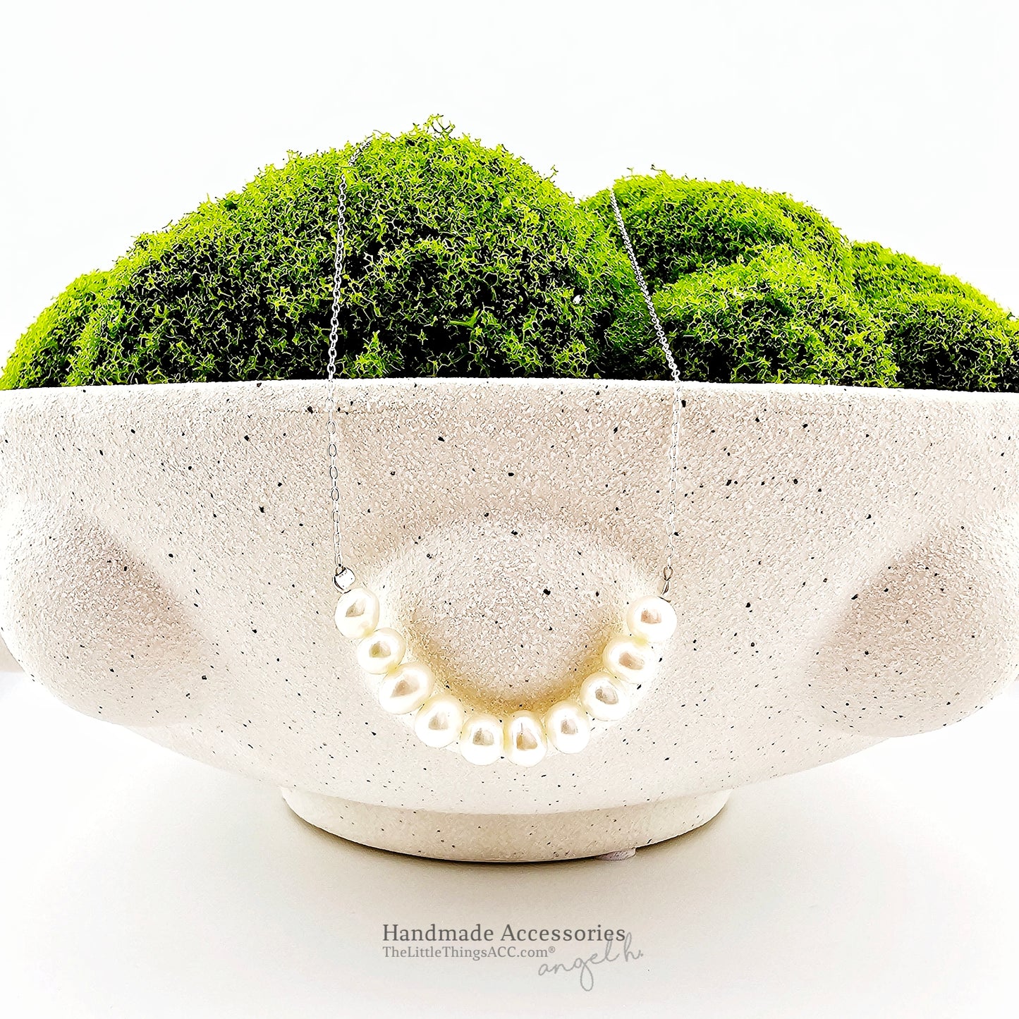 "Smile Whisper" — Natural Freshwater Pearl Curve Necklace