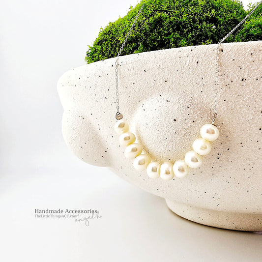 "Smile Whisper" — Natural Freshwater Pearl Curve Necklace