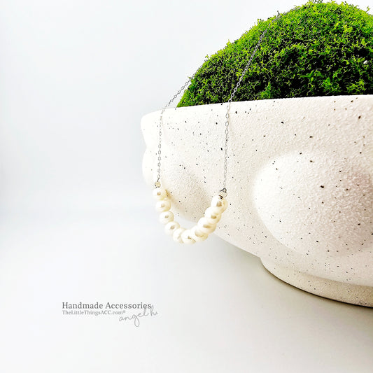 "Smile Whisper" — Natural Freshwater Pearl Curve Necklace